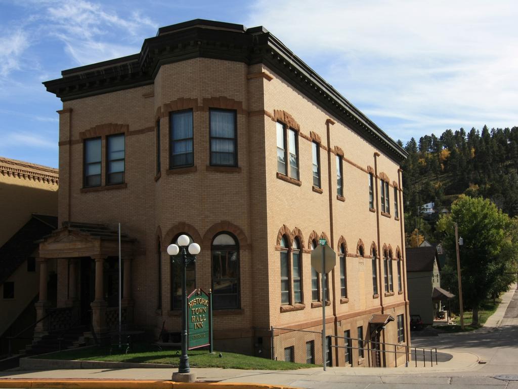 Town Hall Inn Lead Экстерьер фото
