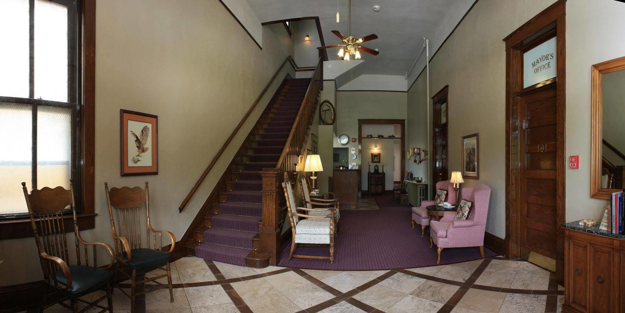 Town Hall Inn Lead Экстерьер фото